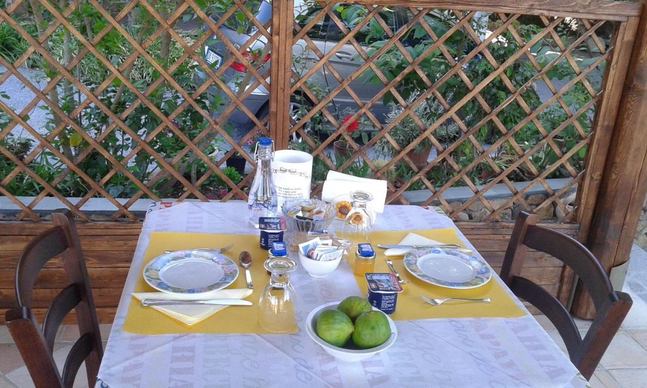B&B Il Girasole Sant'Anna Arresi Eksteriør billede